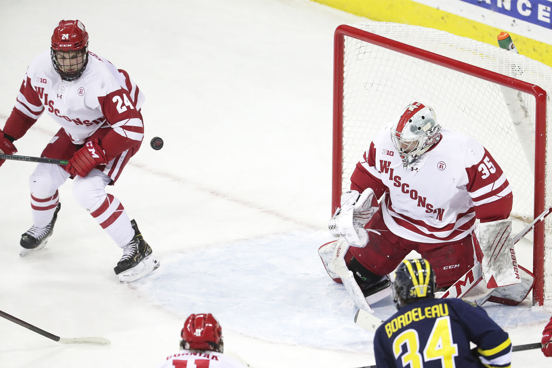 012822_uwhockey_11-01282022204714